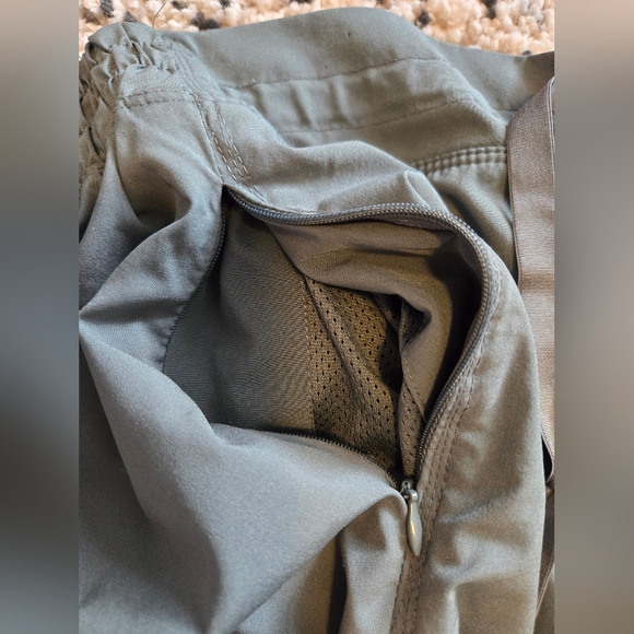 Apana brand. Size small/medium. Green. 3/4 cropped joggers. Elastic drawstring - Picture 5 of 12